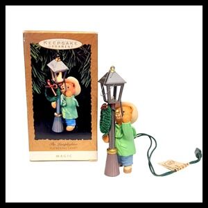 Hallmark‎ Keepsake Ornament The Lamplighter 1993 Bear Lights Street Lamp Flicker